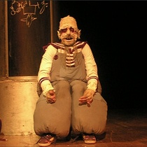 Photograph of the theatrical production, El enano en la botella